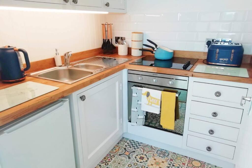 Cosy, Elegant Apartment In Heart Of Ludlow Town Eksteriør billede